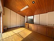 バルコニーに続く日当たりの良い中二階の洋室はリビングにもいいですね