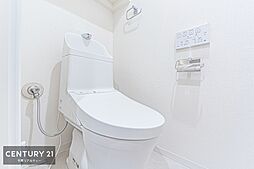 [トイレ] 温水洗浄便座につき、冬場は便座が暖かくできるので冷たい便座に座らずに済む嬉しい仕様です！白を基調としているので、お手入れがしやすいです。