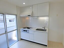[キッチン] 窓に面した収納豊富なキッチン。浄水器・3口コンロ付きで快適な家事をサポートします。