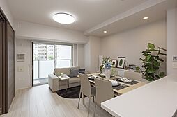 [居間] 白を貴重としたシンプルな内装のリビングルーム。自然とご家族が集まる空間です。