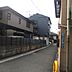 周辺：前面道路はまだセットバック前ですので、あまり広くなく、お車の車種は人によっては少し限定されるかもしれません。建て替えの際にはセットバックで建物の大きさは少し小さくなります。