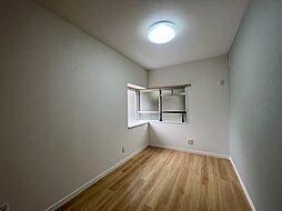[内装] 2面採光で明るい寝室。全室窓つきなのもこの物件の魅力の1つです。　