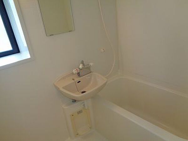 画像12:小窓があるので換気が出来、清潔な浴室