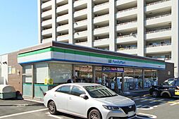 [周辺] ファミリーマート 入間豊岡店県立豊岡高校の目の前の店舗です。駅近くのわりに駐車場が広いので車で移動の多い方にも使いやすいコンビニです。（434m）