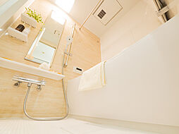 [風呂] バスルームは、1日の疲れを取り、心身を癒すことができる場所。住まいの中のリラクゼーション空間です。浴室乾燥機も完備されております。室内（2022年11月25日）撮影
