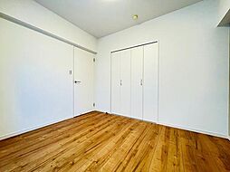 [寝室] 収納力を兼ね備えたお部屋。陽当たりの良い、ご夫婦様のくつろぎの空間です。