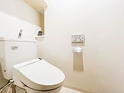 [トイレ] トイレはシンプルにホワイトで統一。多機能型の温水洗浄付きトイレを標準設置しています。