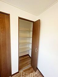 [収納] 収納が多いと居住スペースに物を置かないで済むのでお部屋を広々使え、すっきりします。