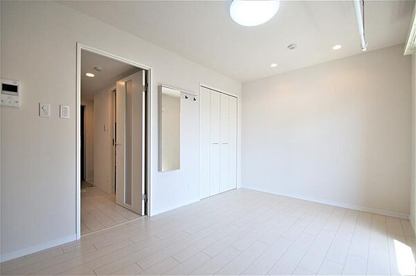 画像5:洋室7帖、白を基調とした明るい印象のお部屋です。