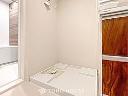 [内装] 清潔感のあるカラーで統一されたランドリースペース。気持ちの良い空間で家事もはかどります。
