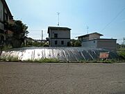 見映える広い間口の広い土地・車を少し走らせれば、駅・買物施設・病院などが多数あり、不便さを感じさせない立地です。