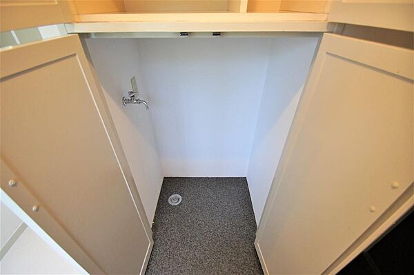 画像17:玄関横に扉付きの洗濯機置き場があります。