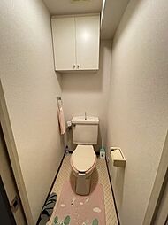 [トイレ] トイレには吊戸棚が設置されています