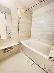 [風呂] 1日の疲れを癒せるバスルームは白が基調の落ち着いた空間