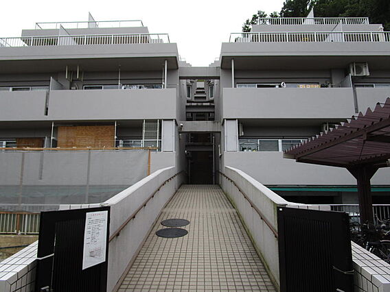 入口はスロープ...