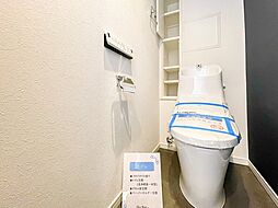 [トイレ] もちろん温水洗浄機能付き便座付きのトイレ設備が新設されています。当たり前ですが、気になる水周り関係が全て新品というのも気持ちよく新生活が始められます。