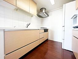 [キッチン] 広々としたキッチンスペース。約3.3帖のゆとりがあり、背面には収納も標準装備。