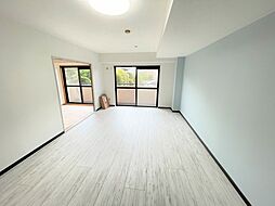[居間] 室内フルリフォーム済！秋谷の海を見下ろす高台に建つマンション1階のお部屋です！