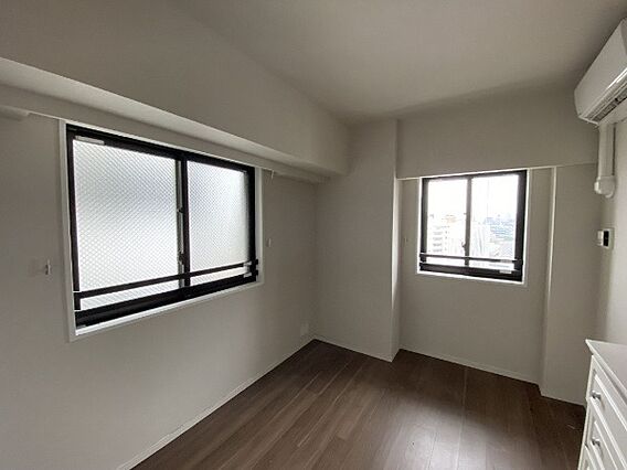 2面に窓の付い...