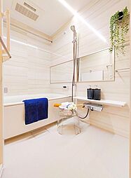 [風呂] バスルームは一日の疲れを癒すくつろぎの場所。ゆったりとしたキレイな浴室で、優雅なバスタイムを♪