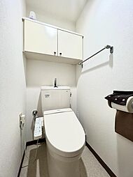 [トイレ] 吊り戸棚付きのトイレは、トイレ用品をしまっておける為、大変便利です♪