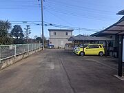 敷地内から前面道路にかけての写真です。