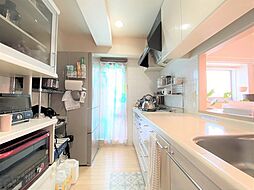 [キッチン] 広目のキッチンなので、大きな食器棚や冷蔵庫を置けます。勝手口があるので便利です