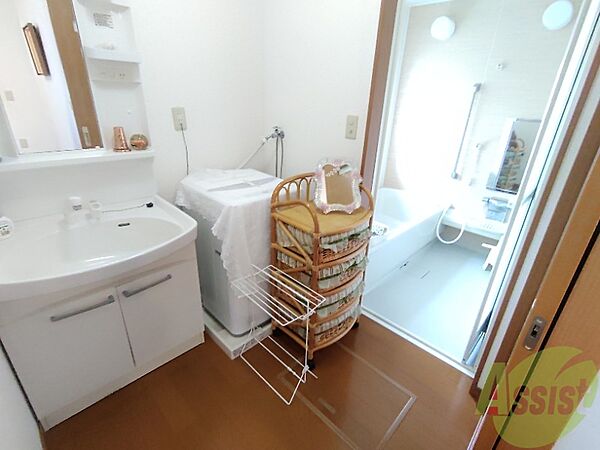 画像24:洗濯機は浴室出てすぐに設置できます。洗濯物もすぐ洗えますね。