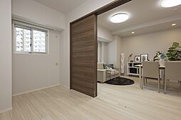 [寝室] リビング隣の洋室は引き戸を開放することで、リビングと一体利用も可能です。