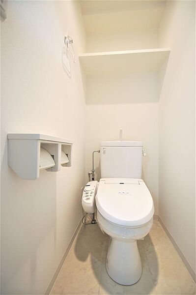画像17:トイレは温水洗浄機能付きです。上部にはトイレットペーパなど置ける小棚があります。