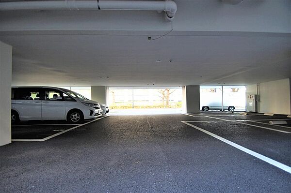 画像27:マンション１Ｆ部分が駐車場になっております。空車状況要確認。