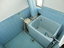 [風呂] 窓のある明るいバスルーム。 （※参考写真）