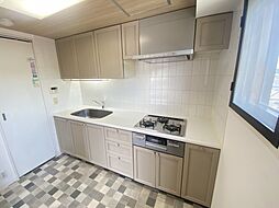[キッチン] 3口ガスコンロ付きのシステムキッチンです。調理スペース広く確保されております。