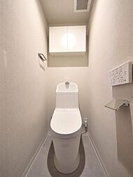[トイレ] ウォシュレット機能付きのトイレは、収納が付いて実用性も兼ね備えた造りです。