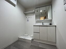 [洗面] 独立洗面台で身支度快適に行えます。収納スペースも豊富ですね。