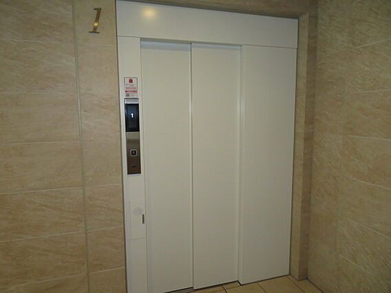 エレベーターに...