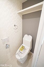 [トイレ] 温水洗浄便座付きのトイレです！設置された小物入れはトイレットペーパーやお掃除用具の収納にも便利！