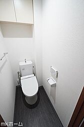 [トイレ] 温水洗浄便座付きのトイレです！設置された小物入れはトイレットペーパーやお掃除用具の収納にも便利！