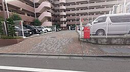 [駐車場] 車の出し入れがしやすい幅広い敷地。駐車場を確保して快適なカーライフを。