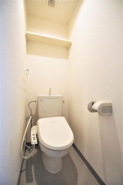画像14:トイレは温水洗浄機能付きです。収納棚もあります。