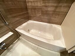 [風呂] 【浴室】ゆったりしたラウンド形状。浴室換気乾燥機を採用しております。