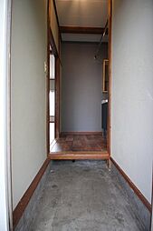 [玄関] 段差部分に2～3足ほど収納することができる玄関です。
