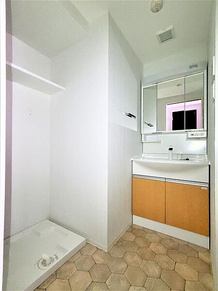 画像17:洗面所には洗面化粧台、洗濯機置き場があります。防水パンは備え付けです。