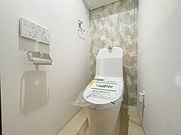 [トイレ] 白を基調とした清潔感のあるトイレ。ウォシュレットも付いてますので快適にご使用いただけます。