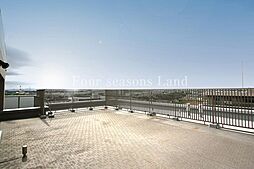 [バルコニー] 63平米の開放的なルーフバルコニーは見晴らしもよく、太陽の温かな温もりをめいっぱい受け止めてくれます。