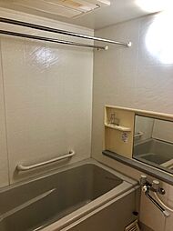 [風呂] 浴室に手摺を設置した清潔で機能的なゆったりできるバスルームです。2022年9月撮影