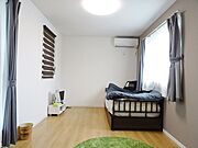 洋室８．５帖（西部屋）　バルコニーに面しています。