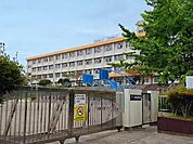 【吉野東中学校】昭和58年開校。「確かな学力と主体的に行動する力，豊かな心をもち，たくましく生きぬく生徒の育成」校訓は「礼節」「勉学」「錬磨」「勤労」 2330m