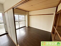 [寝室] 約6帖の洋室です。自分好みの空間にコーディネートできるシンプルな室内です（2022年11月撮影）