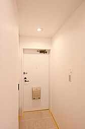 [玄関] 電気の消し忘れも防げ、節約になる人感センサーを設置した玄関